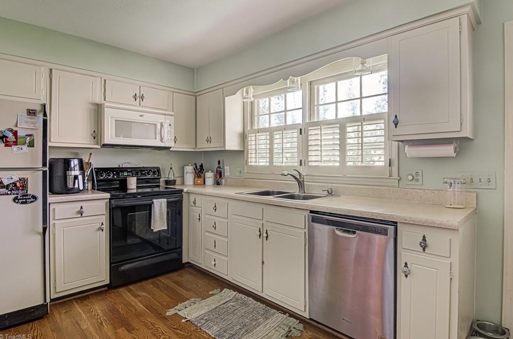 1405 Wales Dr, High Point NC  27262-7340 exterior