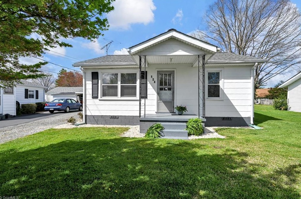 124 Mantle Ave, Mount Airy, NC 27030