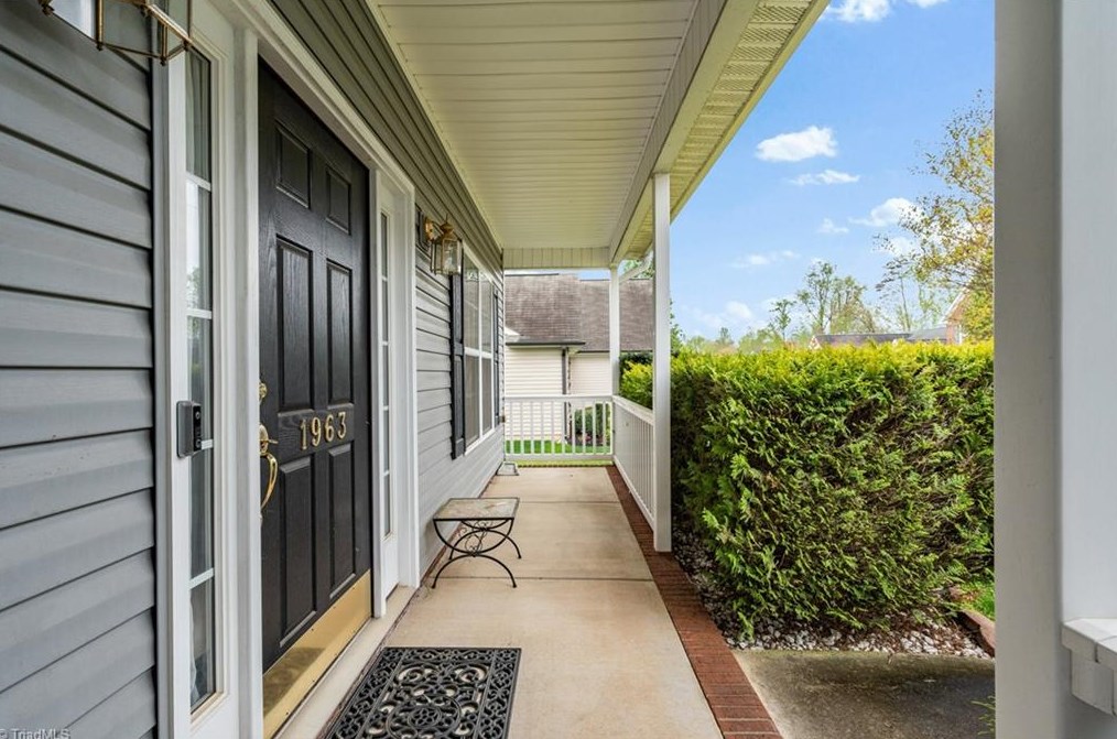 1963 Longburn Dr, Kernersville, NC 27284