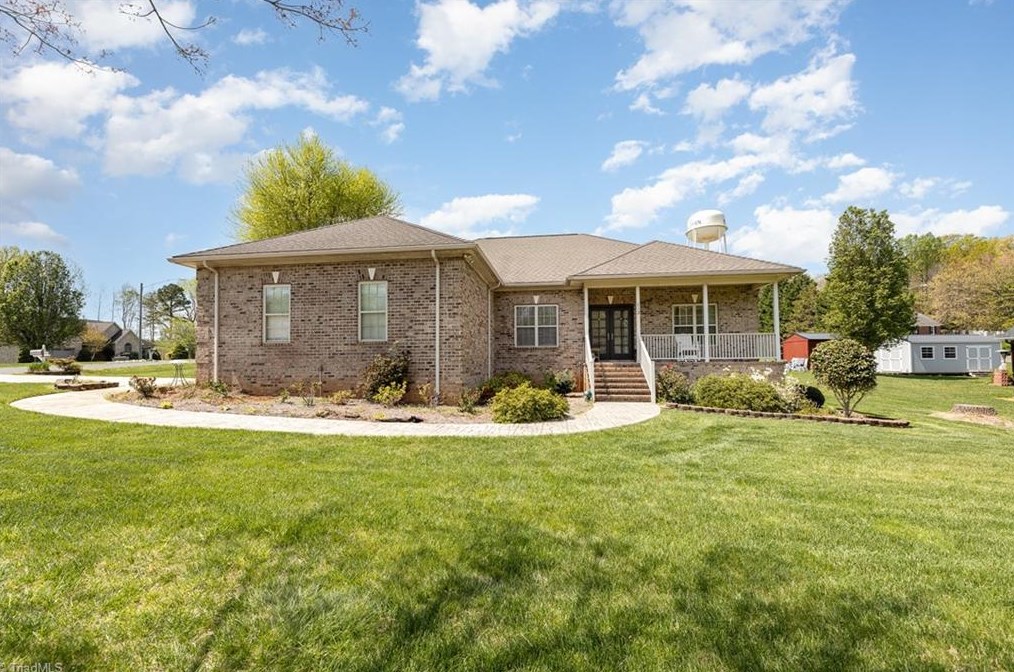 102 Salem Ct, Randleman, NC 27317