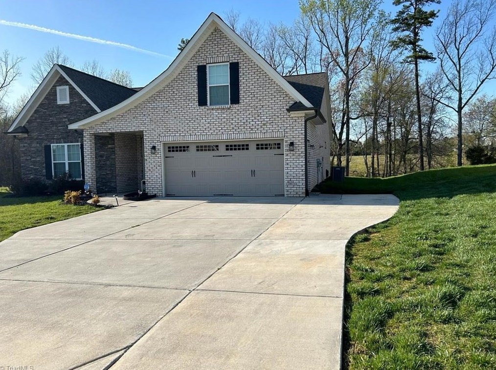 411 Freemont Dr, Thomasville, NC 27360