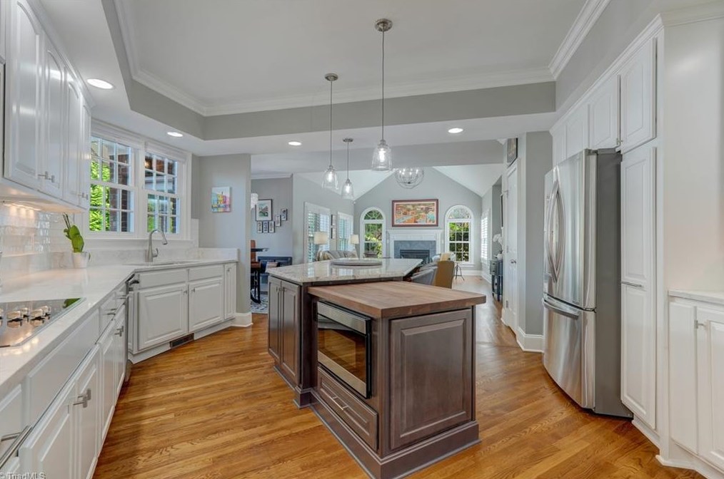 2002 Rockglen Ln, Greensboro NC  27410-2169 exterior