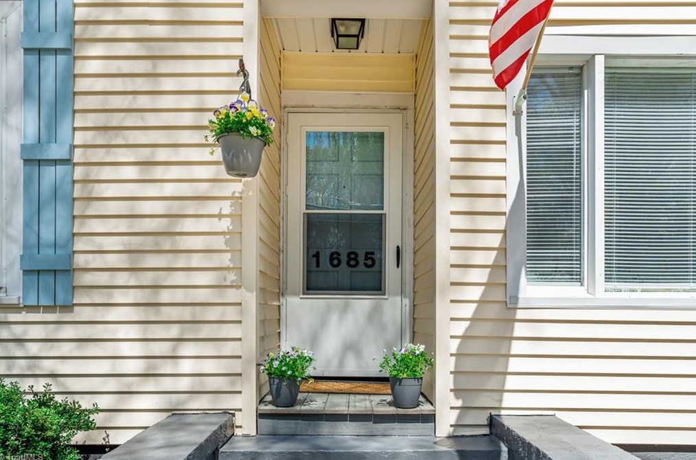 1685 Thompson Dr, Winston Salem, NC 27127-5812
