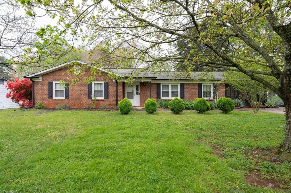 2181 Stonehaven Rd, Kernersville, NC 27284-4367