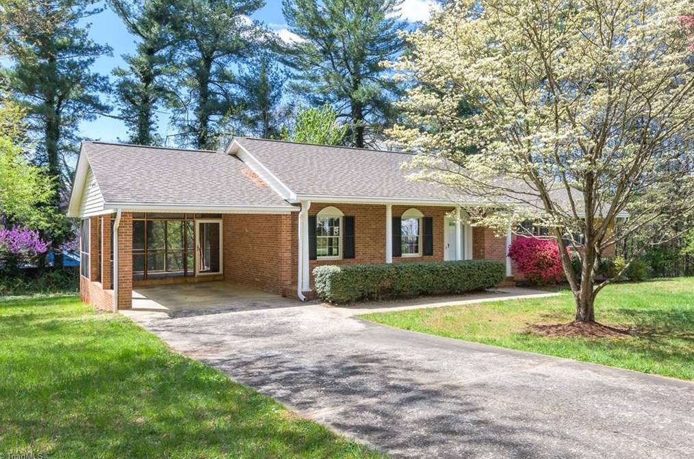 2914 Pioneer Trl, Winston Salem, NC 27106-2227