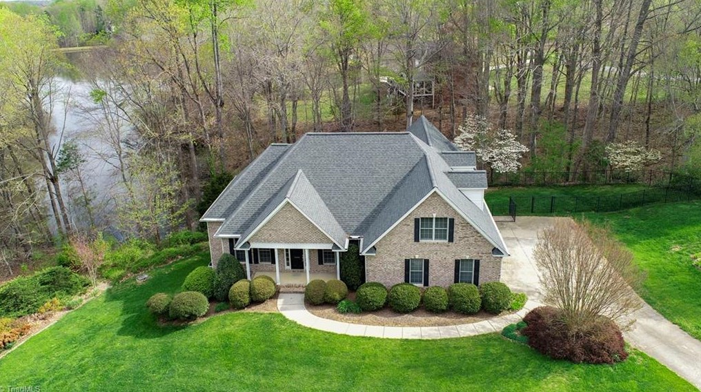 8402 Oak Meadows Dr, Kernersville, NC 27284-6709