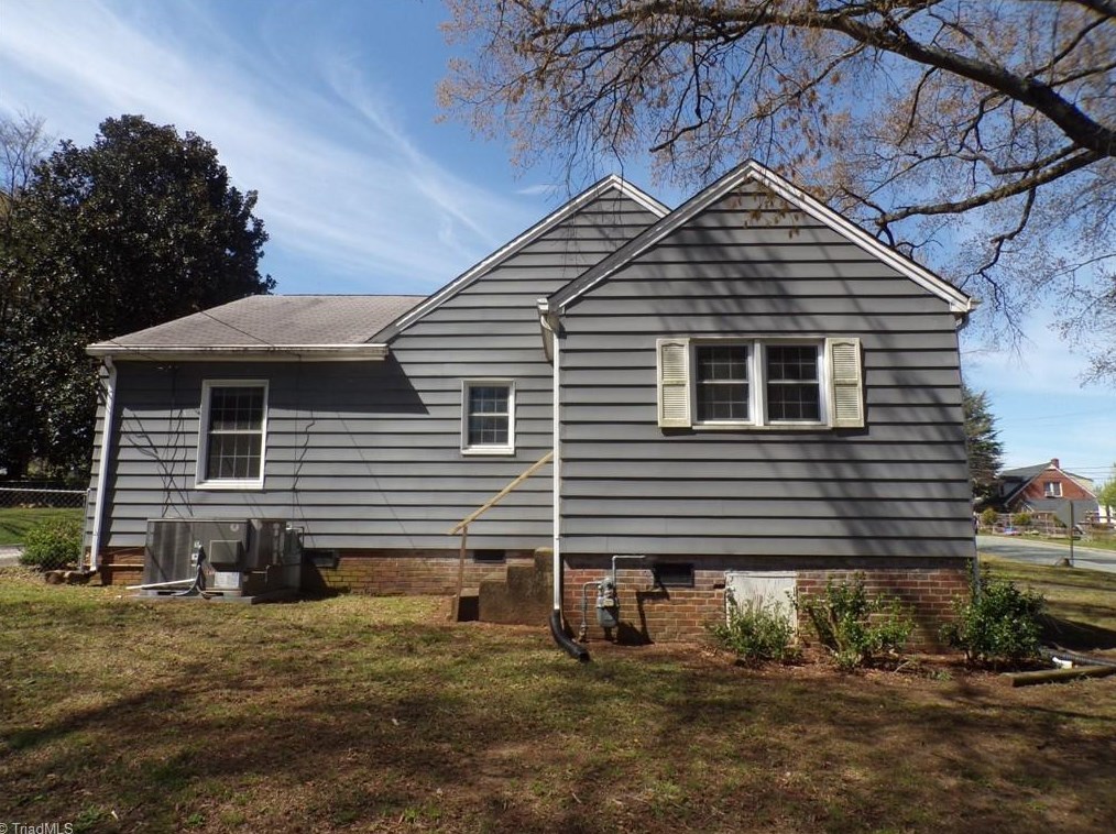 408 Banks St, Graham, NC 27253-2906