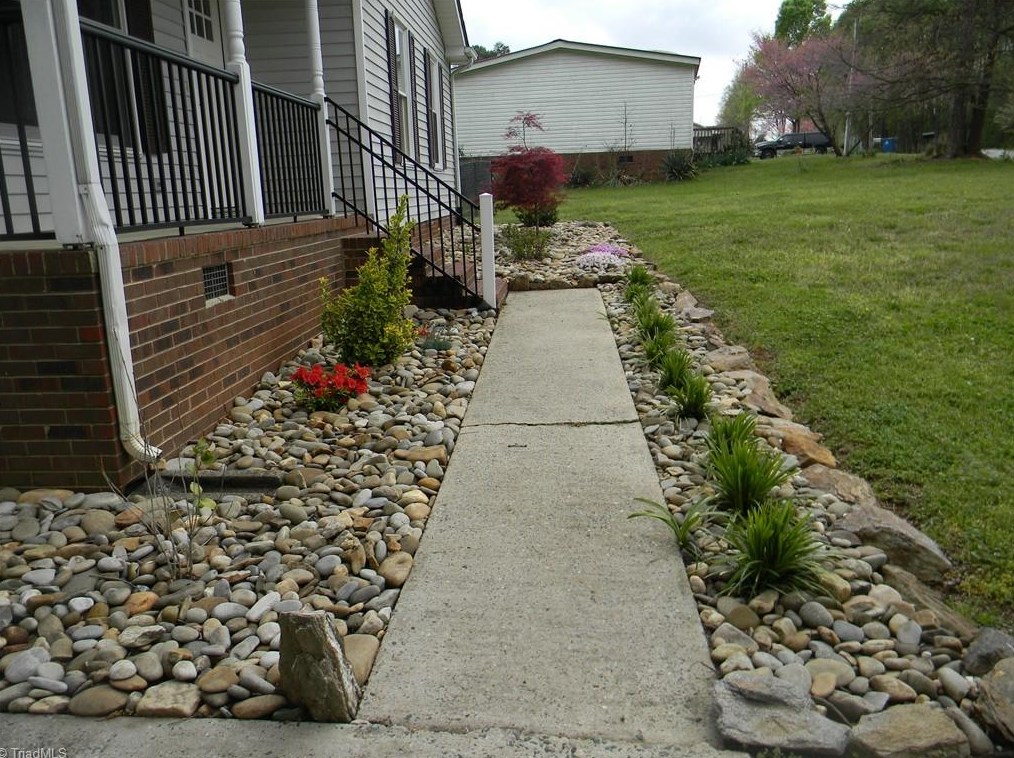 167 S Valley St, Kimesville, NC 27298