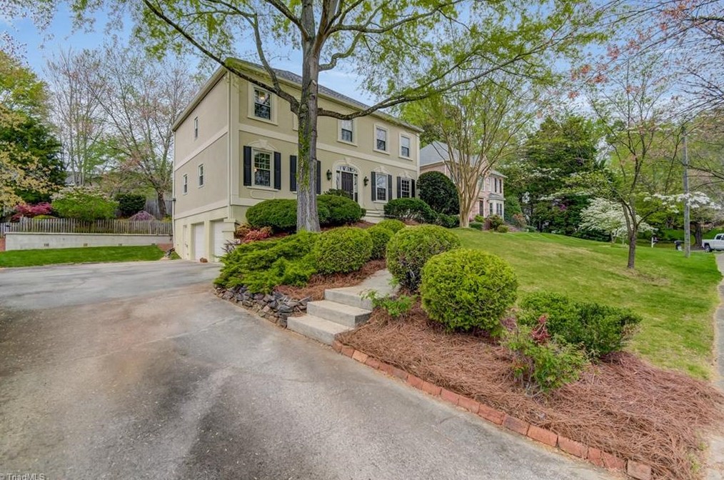 980 Forest Grove Dr, Winston Salem, NC 27104-1445