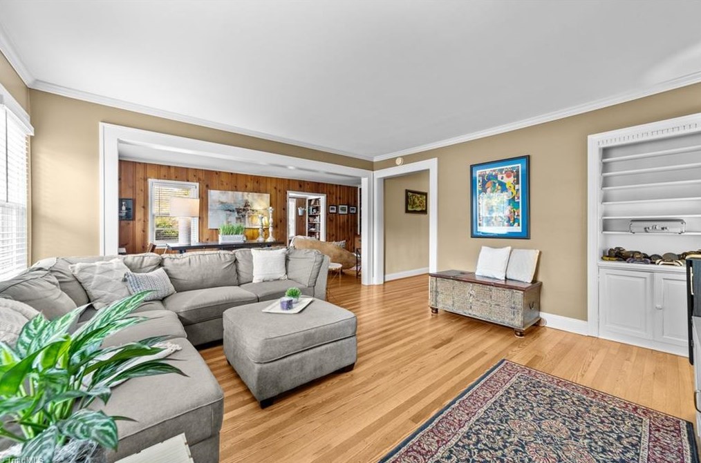 5010 Friendly Ave, Greensboro NC  27410-4336 exterior