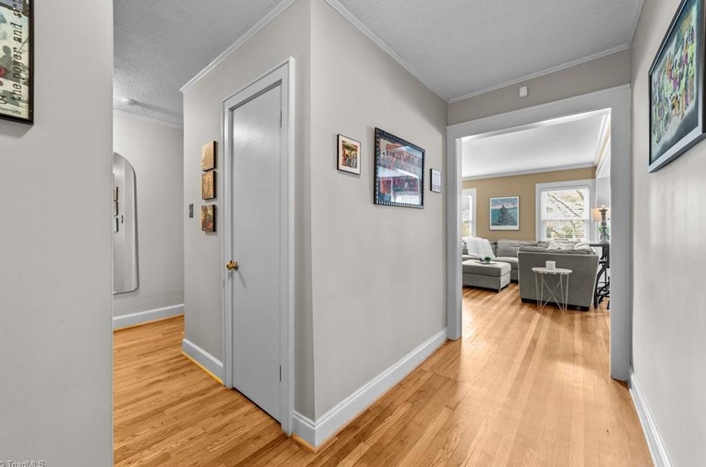 5010 Friendly Ave, Greensboro NC  27410-4336 exterior