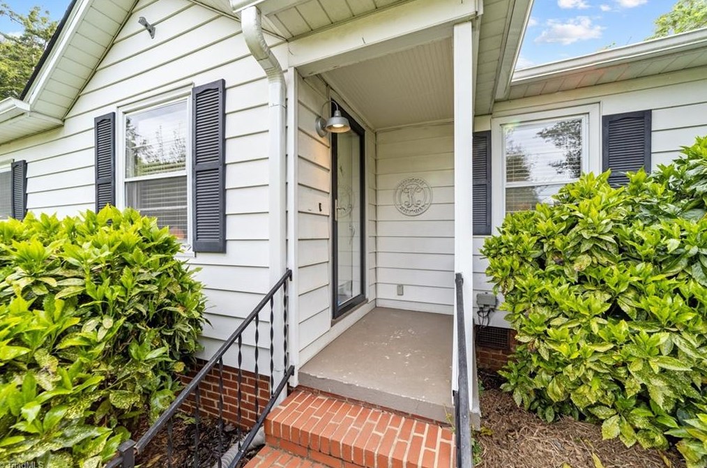 5010 Friendly Ave, Greensboro NC  27410-4336 exterior