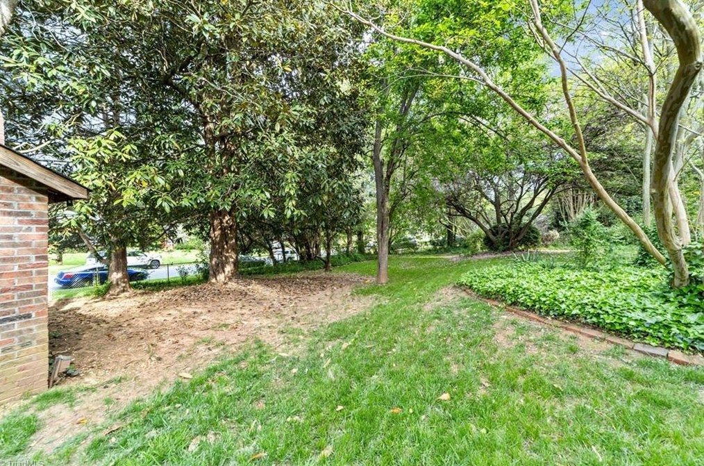 5010 Friendly Ave, Greensboro NC  27410-4336 exterior