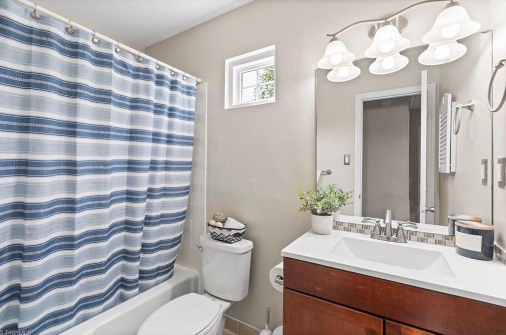 5603 Virgilwood Dr, Greensboro NC  27409-2227 exterior