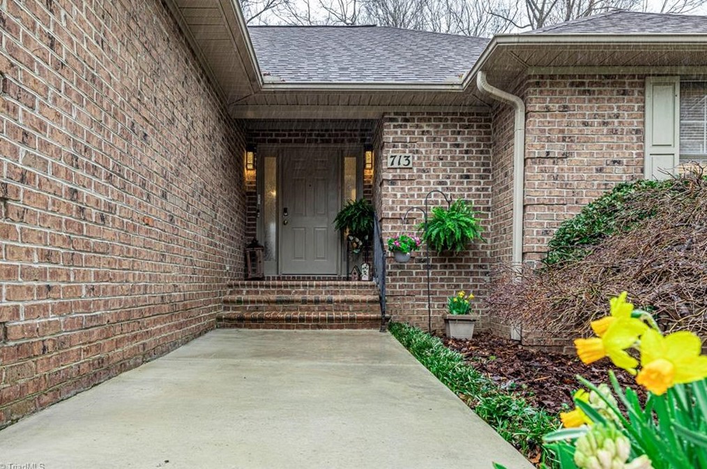 713 Huntington Dr, High Point, NC 27262