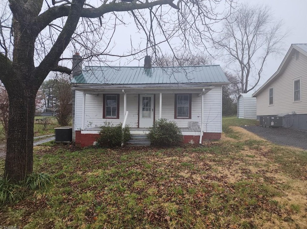 1311 Grove Ln, Mount Airy, NC 27030