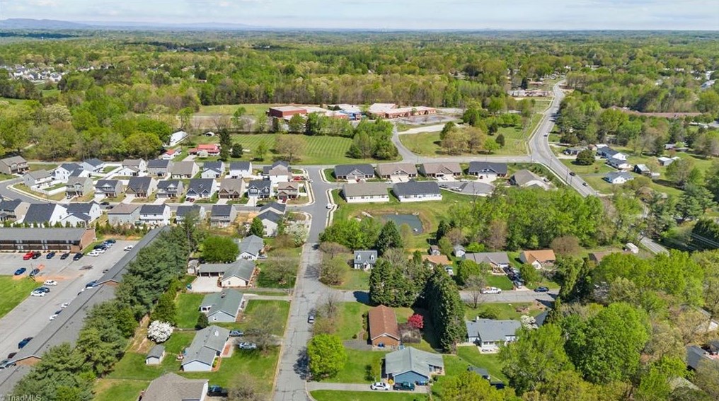 118 Cambridge Square Ln, Kernersville NC  27284-2312 exterior