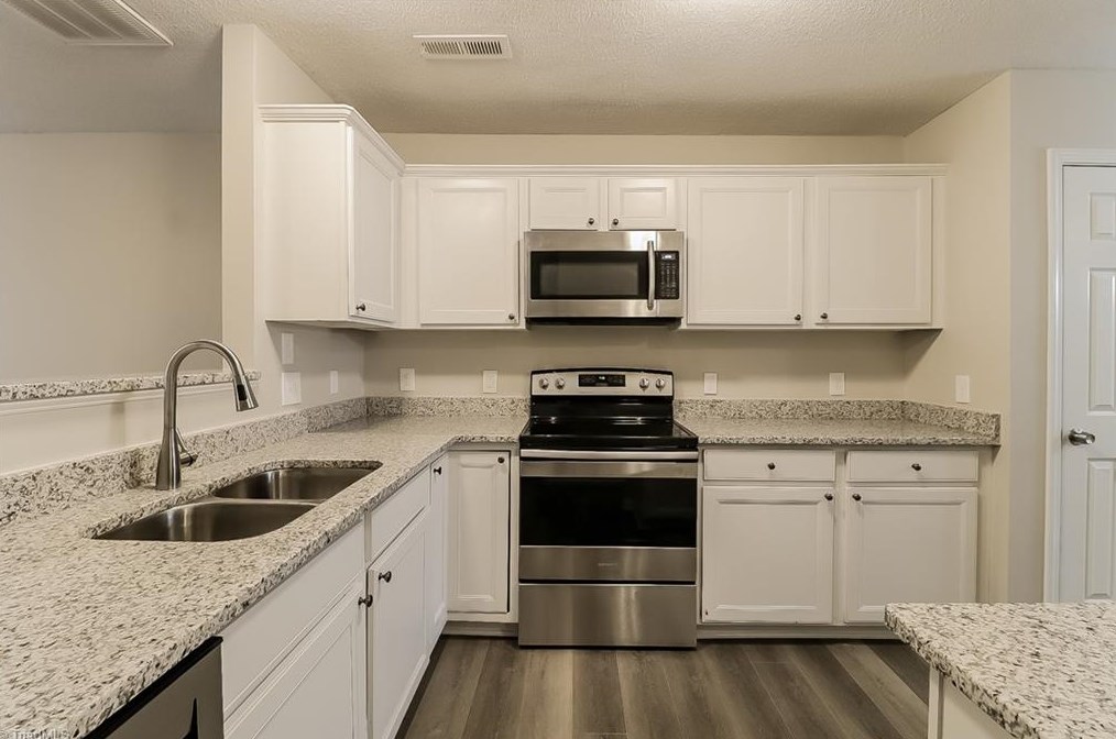 310 Creekview Dr, Kernersville NC  27284-6832 exterior