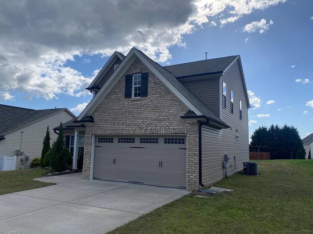 4569 River Gate Dr, Clemmons, NC 27012