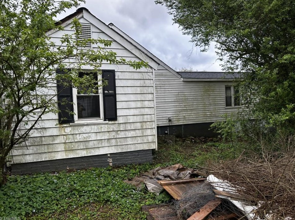 690 Old Hollow Rd, Winston Salem, NC 27105