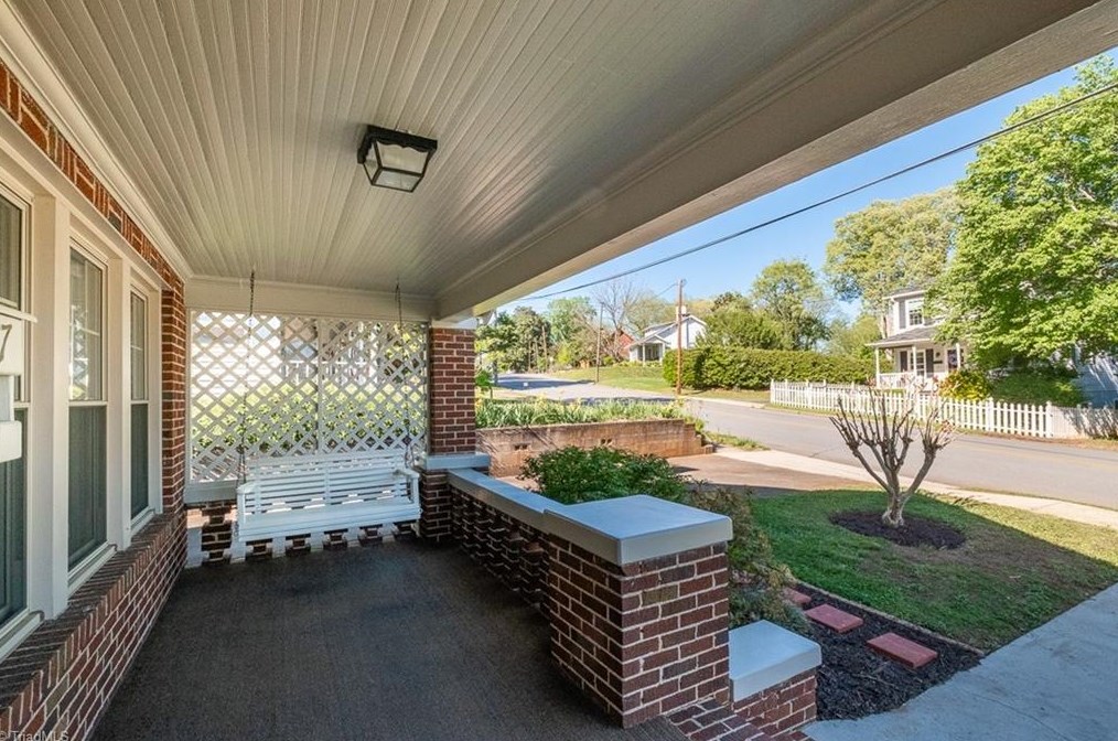 327 Gwyn Ave, Elkin, NC 28621-3427
