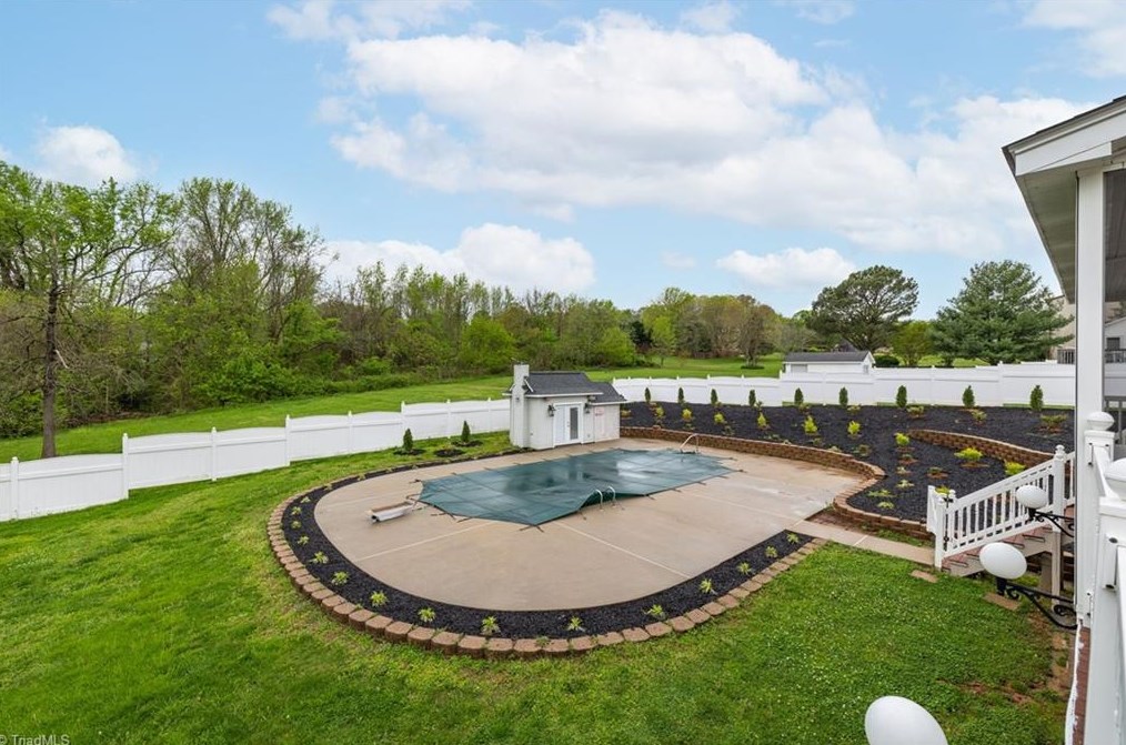 194 Old Farm Rd, Thomasville NC  27360-9423 exterior