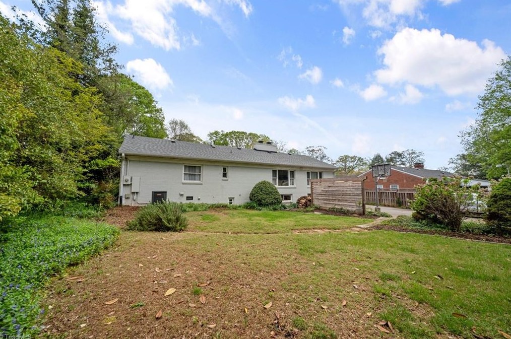 3811 Friendly Ave, Greensboro NC  27410-5641 exterior