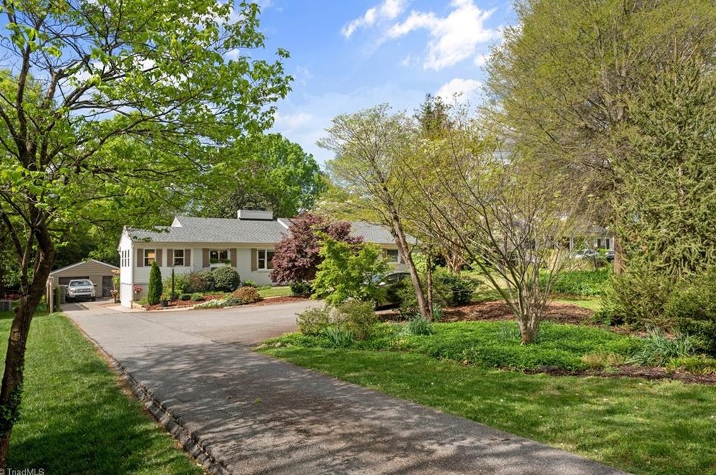 3811 Friendly Ave, Greensboro NC  27410-5641 exterior