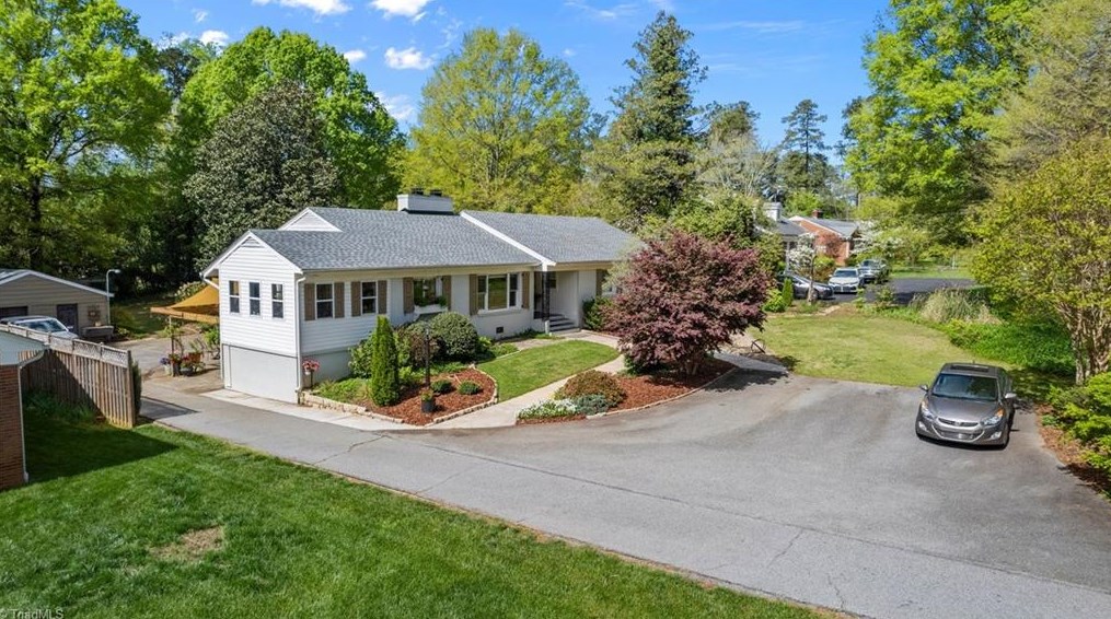 3811 Friendly Ave, Greensboro NC  27410-5641 exterior