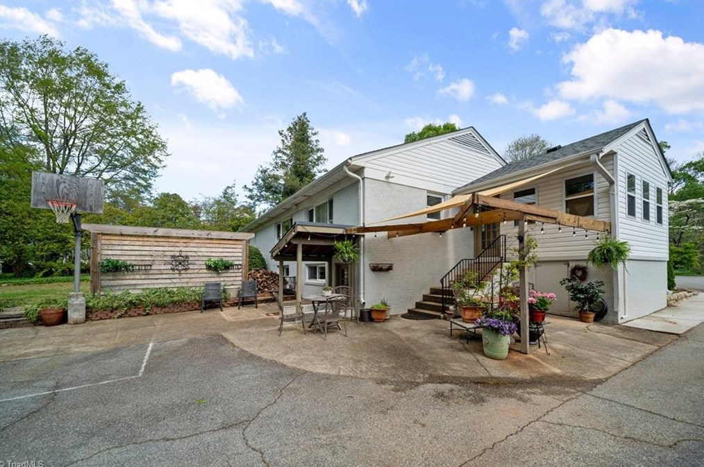 3811 Friendly Ave, Greensboro NC  27410-5641 exterior