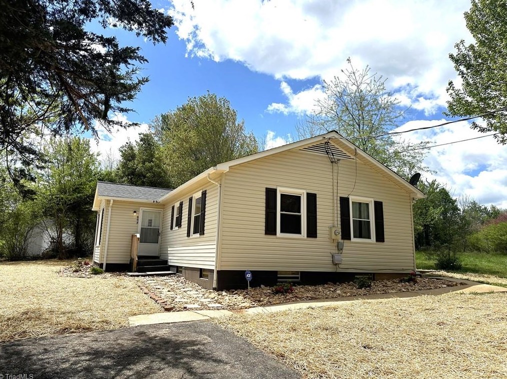 608 Fairplains Rd, North Wilkesboro, NC 28659