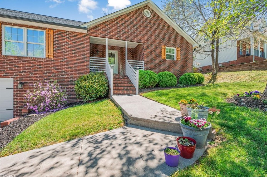 2108 Lancey Dr, Thomasville, NC 27360
