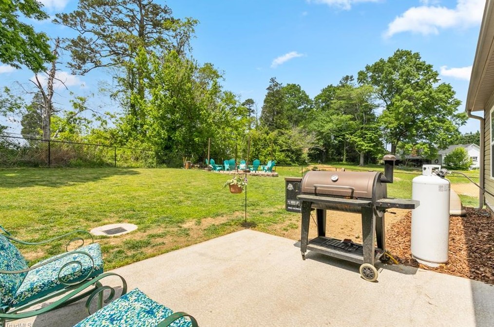 114 Camino Dr, Thomasville NC  27360-6380 exterior