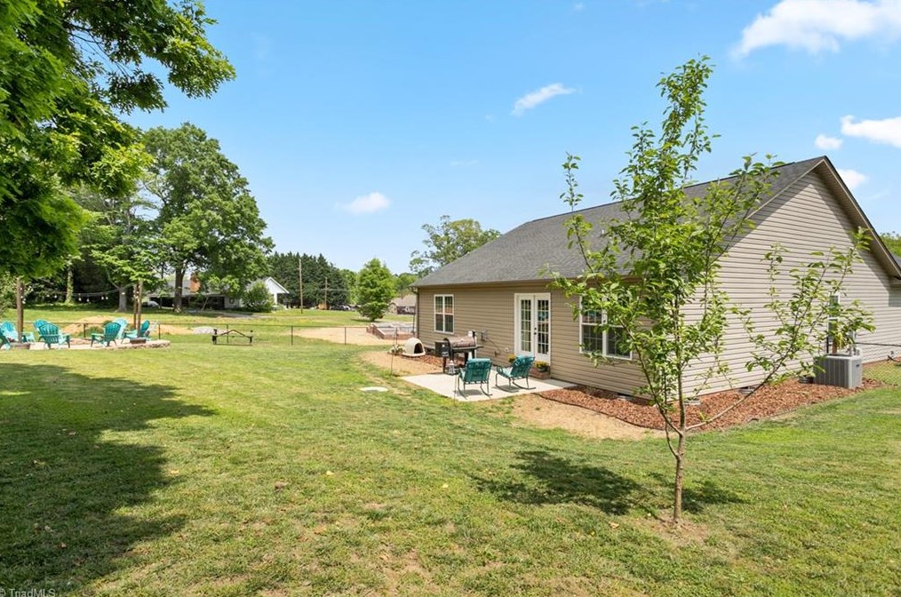 114 Camino Dr, Thomasville NC  27360-6380 exterior