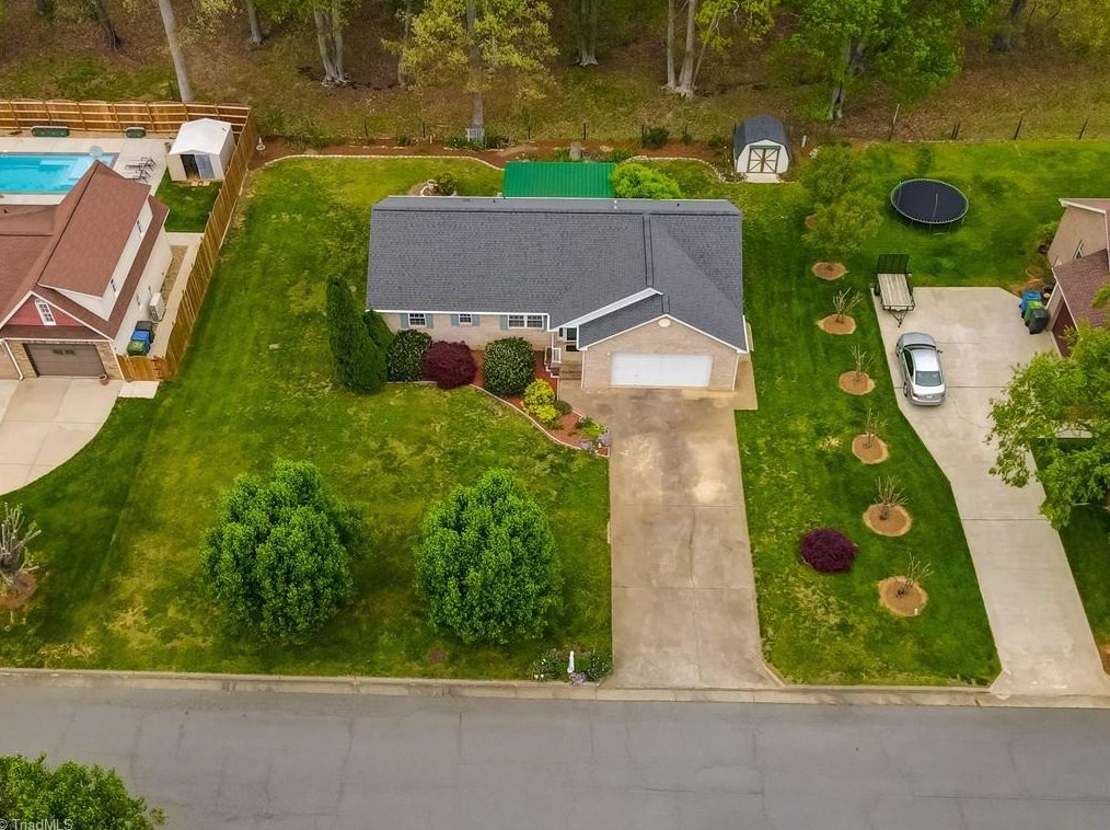 717 Oakwood Forest Ln, Kernersville, NC 27284-2289