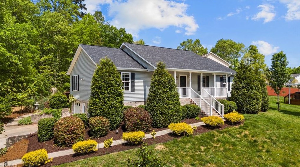 4 Flagstone Ct, Thomasville, NC 27360