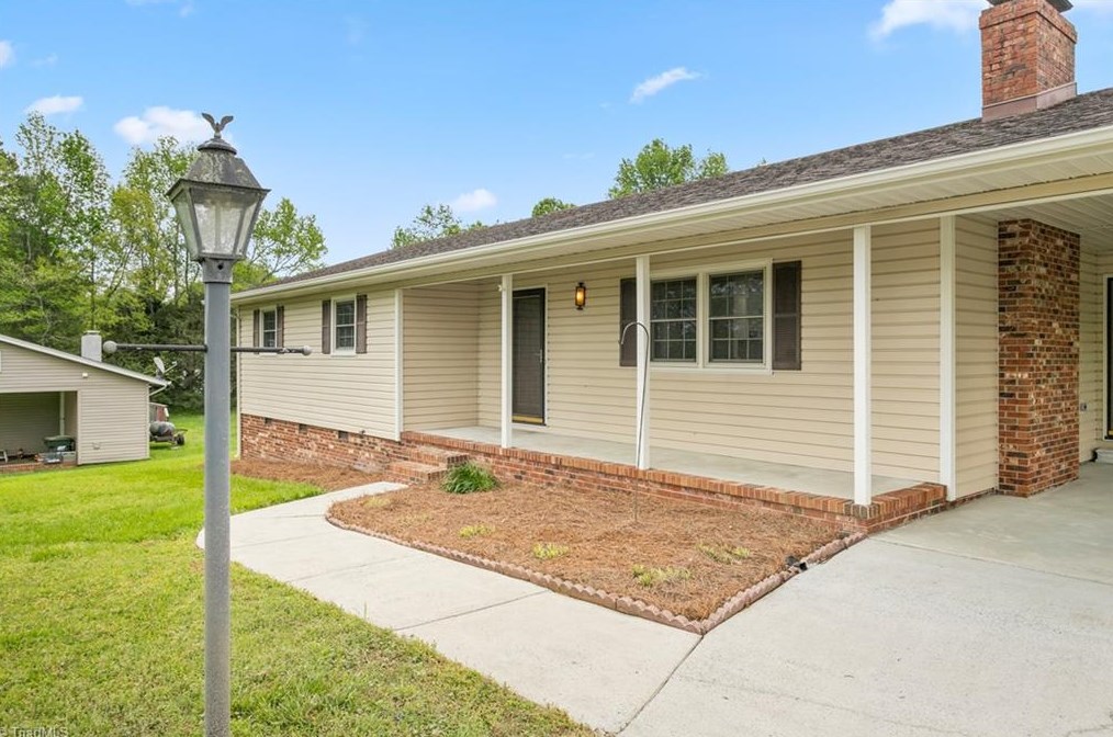1018 Robert Ln, High Point NC  27263-3300 exterior
