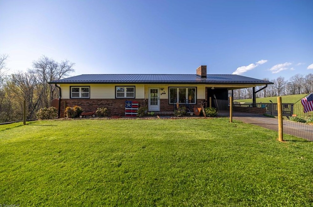 135 Rivers Edge Rd, Edwards Crossroads NC  28675-9766 exterior