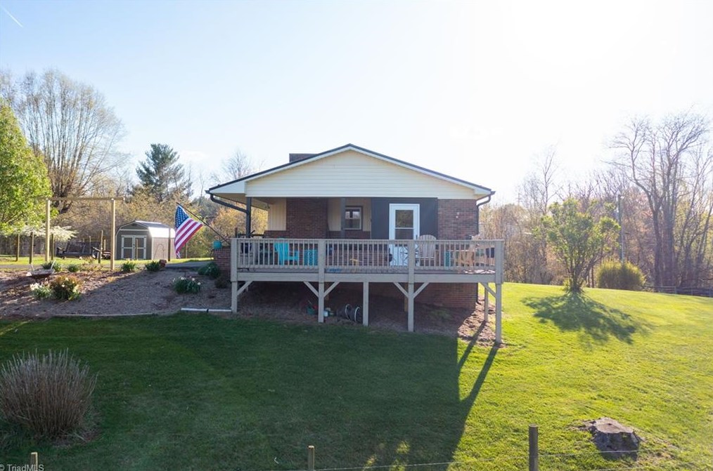 135 Rivers Edge Rd, Edwards Crossroads NC  28675-9766 exterior