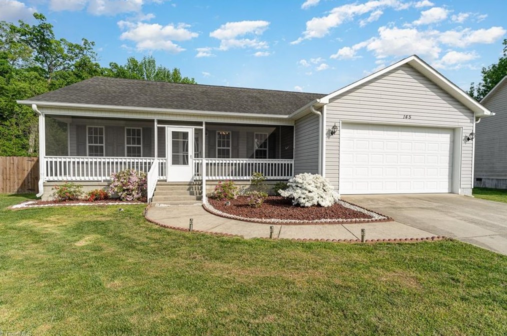 145 Falling Creek Dr, Thomasville, NC 27360-3237