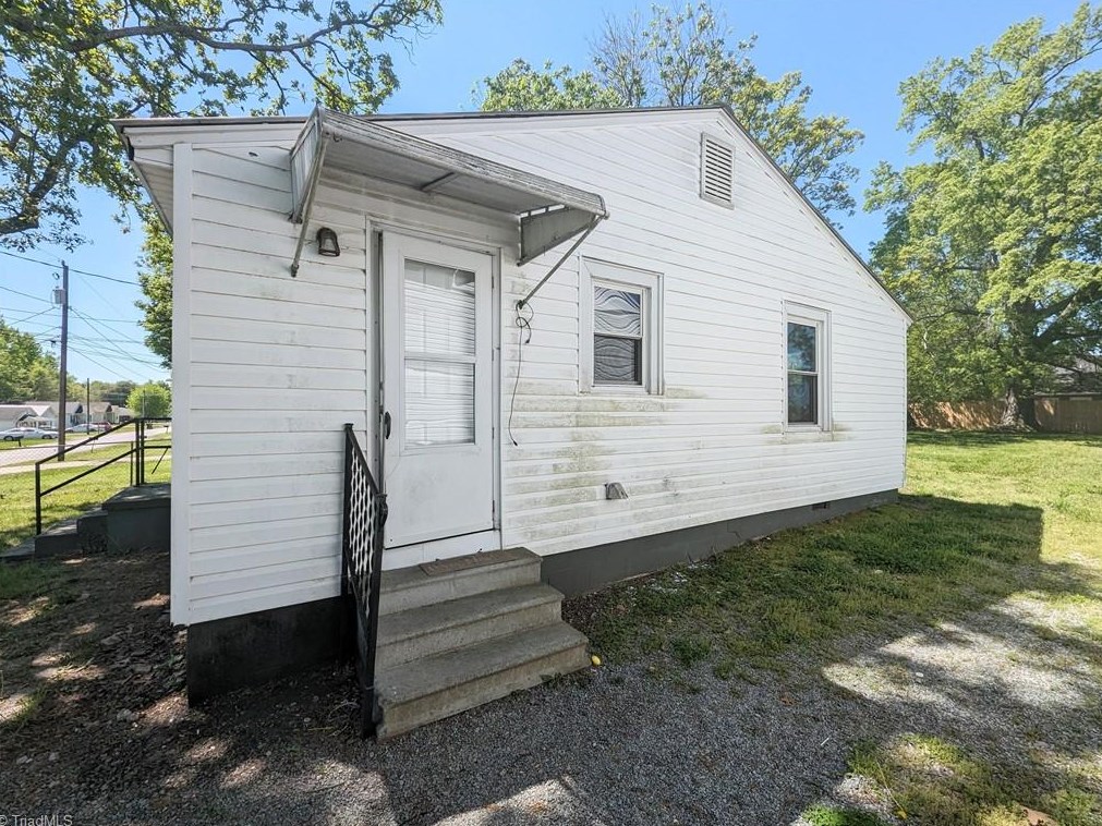 720 Trotter St, Thomasville, NC 27360-5464