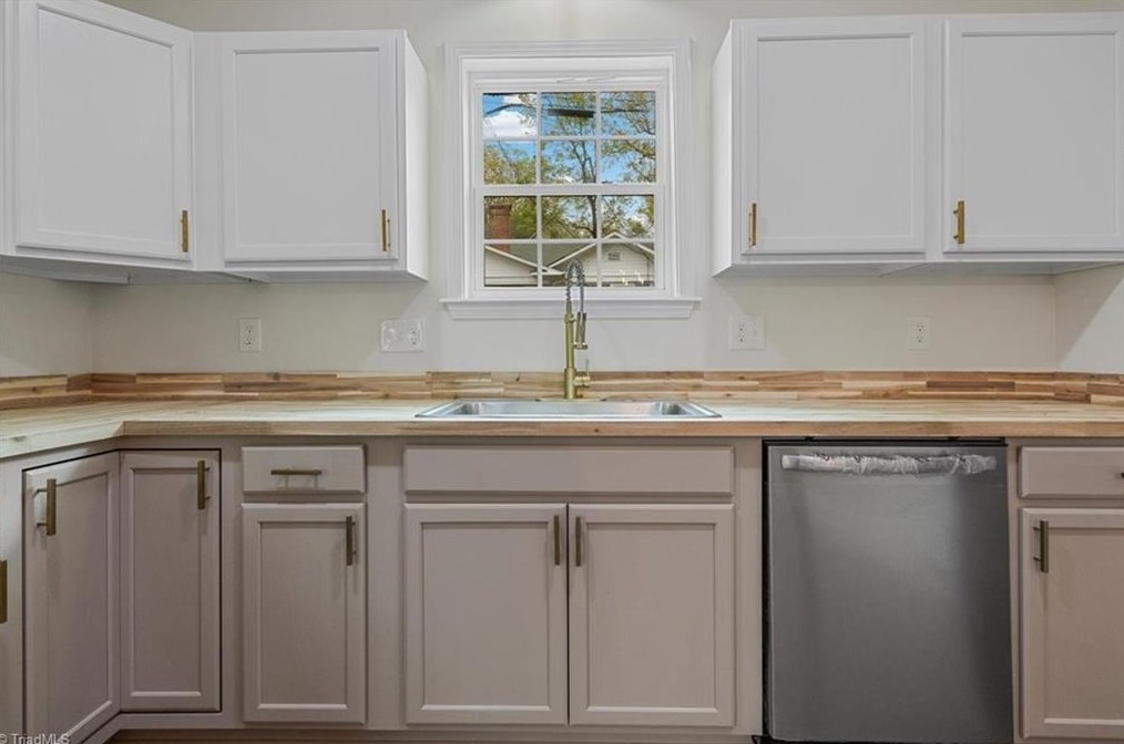 814 Douglas St, Greensboro NC  27406-1813 exterior