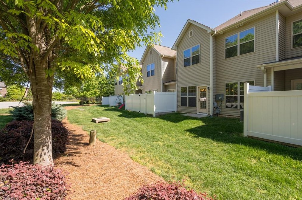 4025 Canterwood Dr, Greensboro NC  27410-9936 exterior