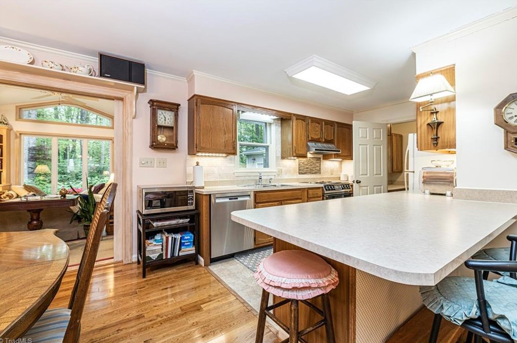 4118 Elmyra Dr, Greensboro NC  27407-7502 exterior