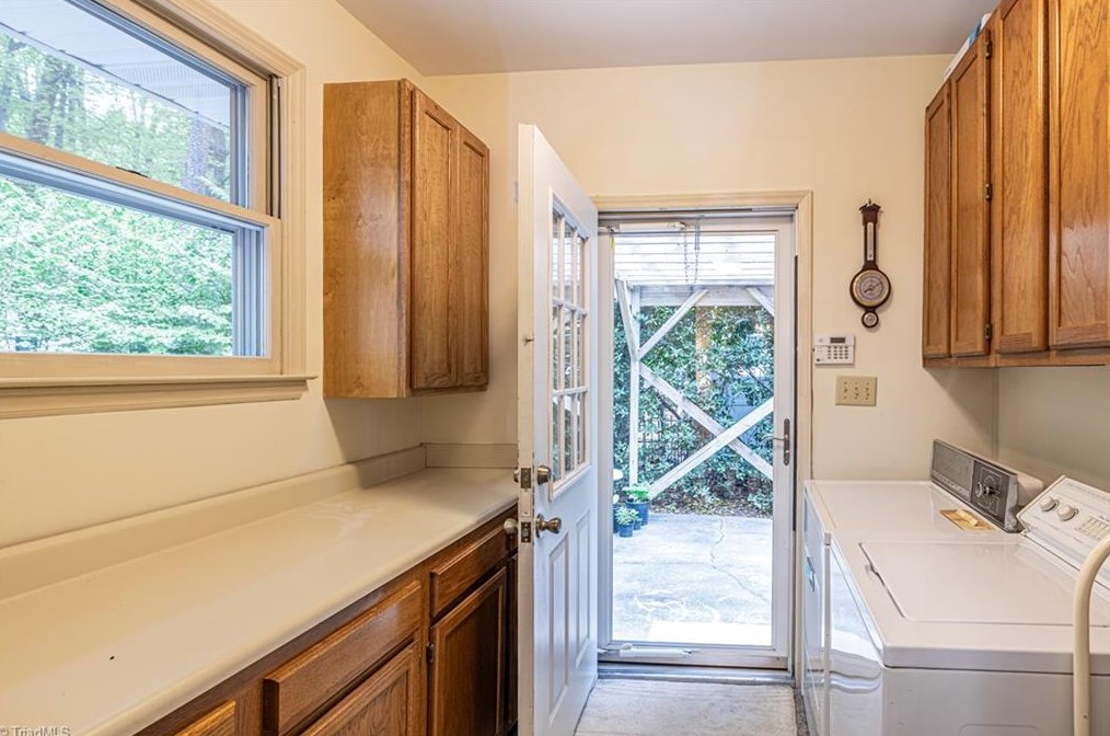 4118 Elmyra Dr, Greensboro NC  27407-7502 exterior