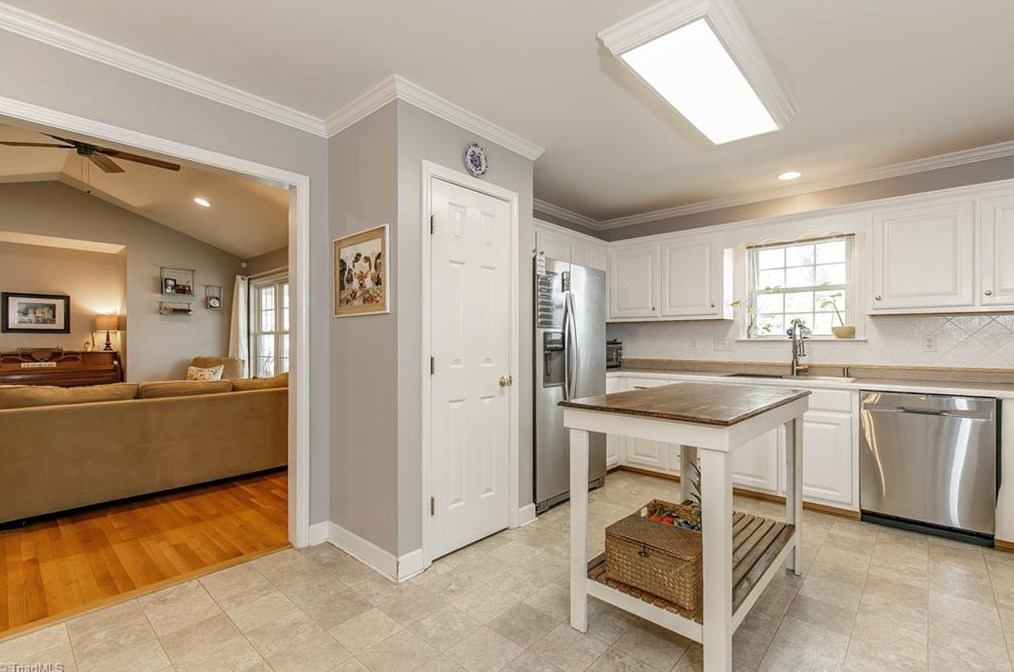 304 Tyndall Dr, Burlington NC  27215-8070 exterior