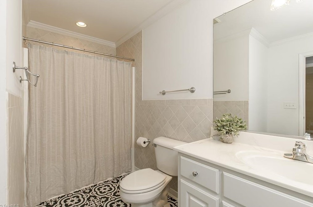 304 Tyndall Dr, Burlington NC  27215-8070 exterior