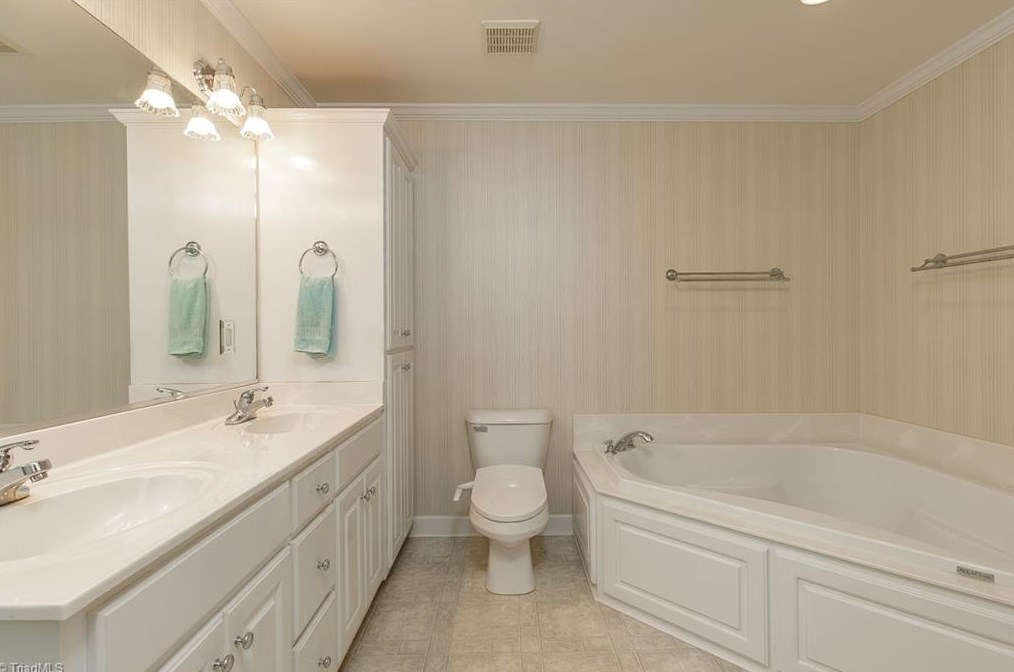 304 Tyndall Dr, Burlington NC  27215-8070 exterior