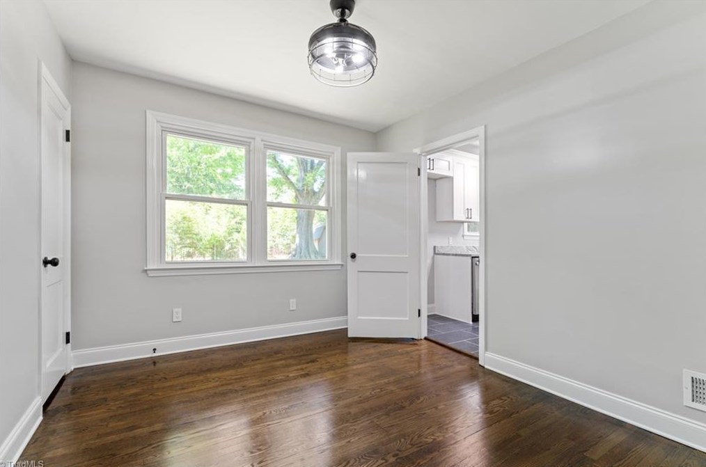 3403 Wilshire Dr, Greensboro NC  27408-2923 exterior