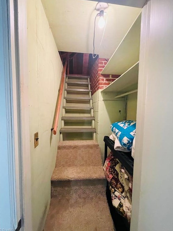 127 Pineview Dr, Mount Airy NC 27030-5145 exterior